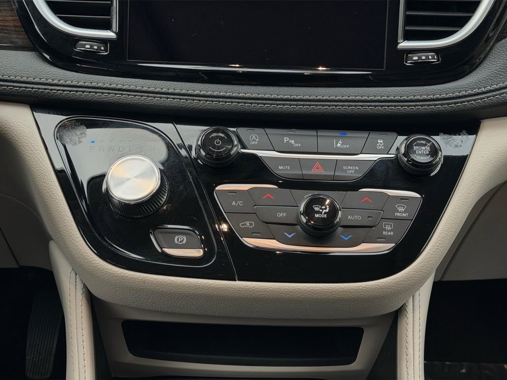 Used 2023 Chrysler Pacifica Limited image 20
