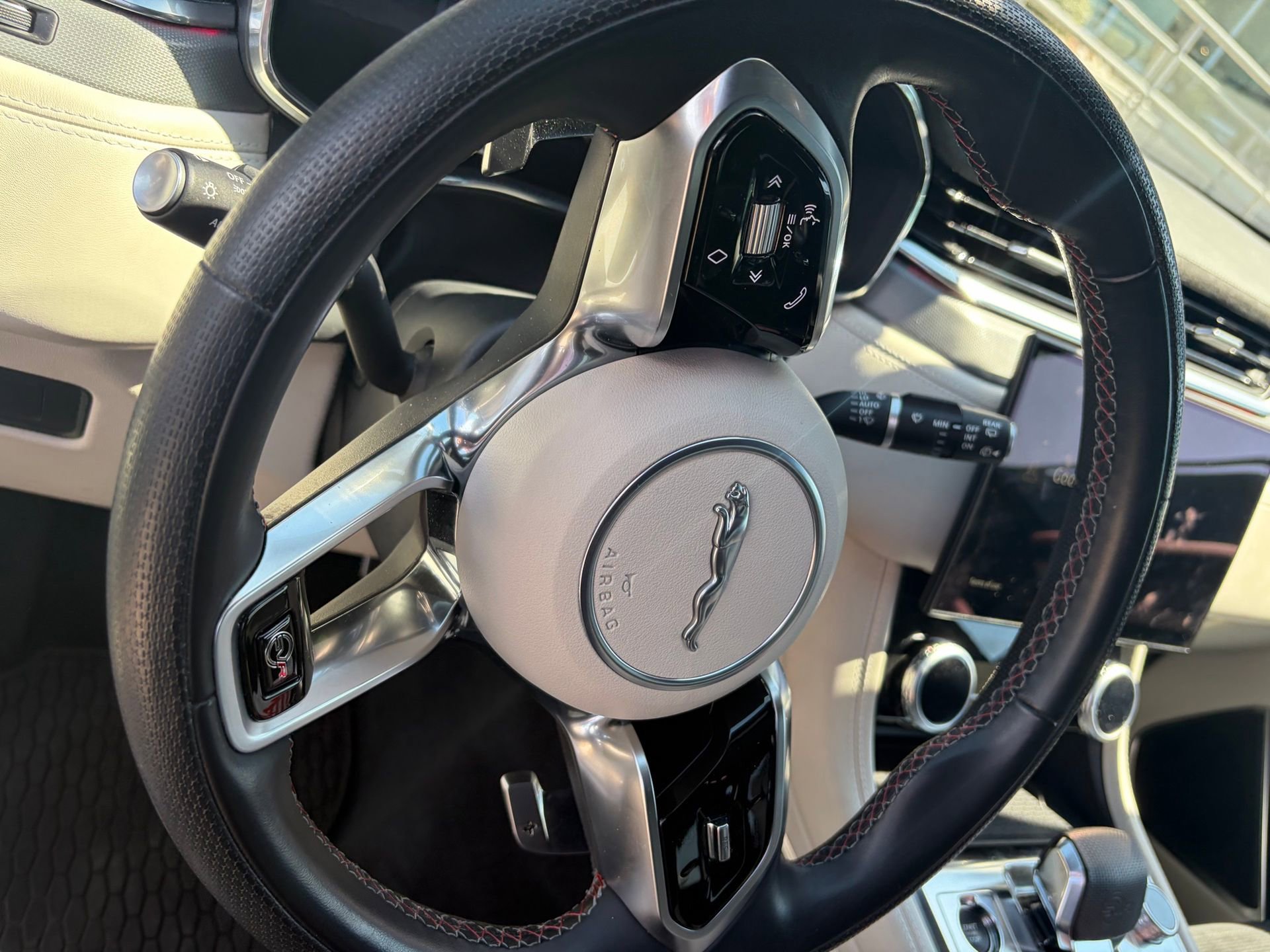 Used 2024 Jaguar F-PACE SVR image 8