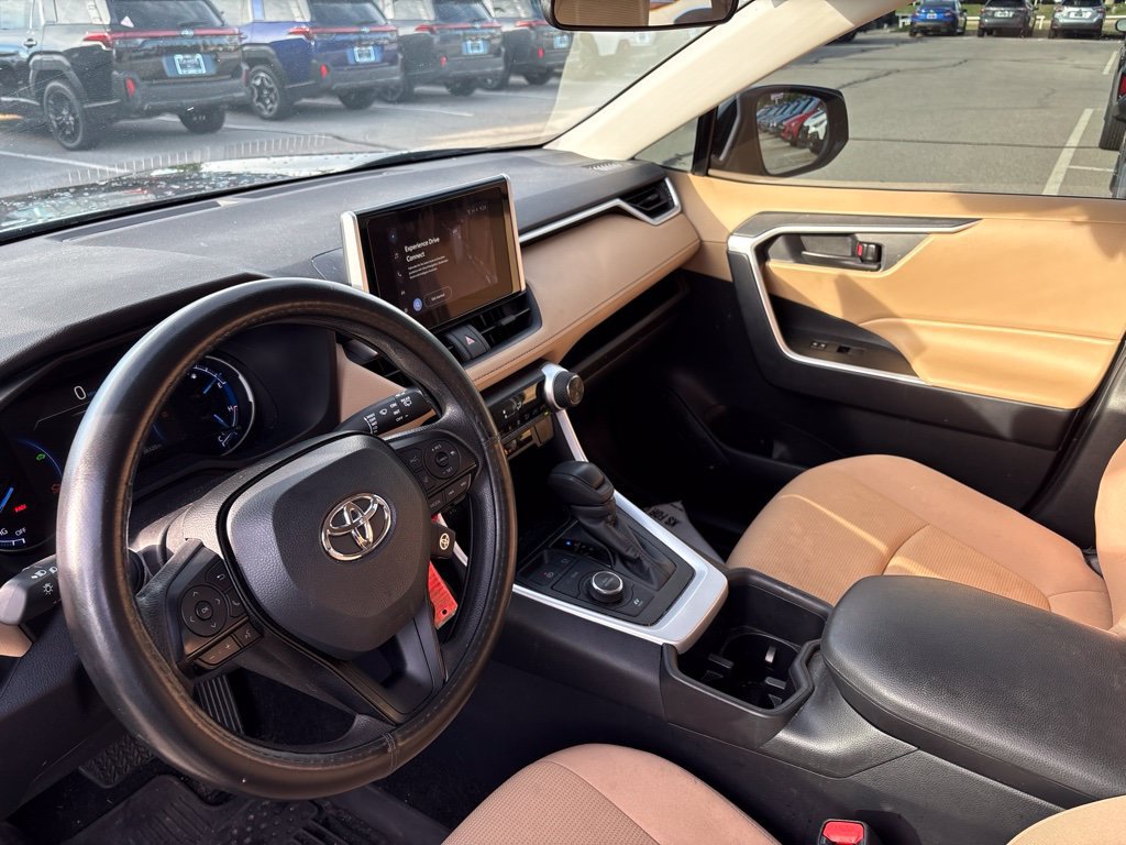 Used 2025 Toyota RAV4 LE AWD/4WD image 4