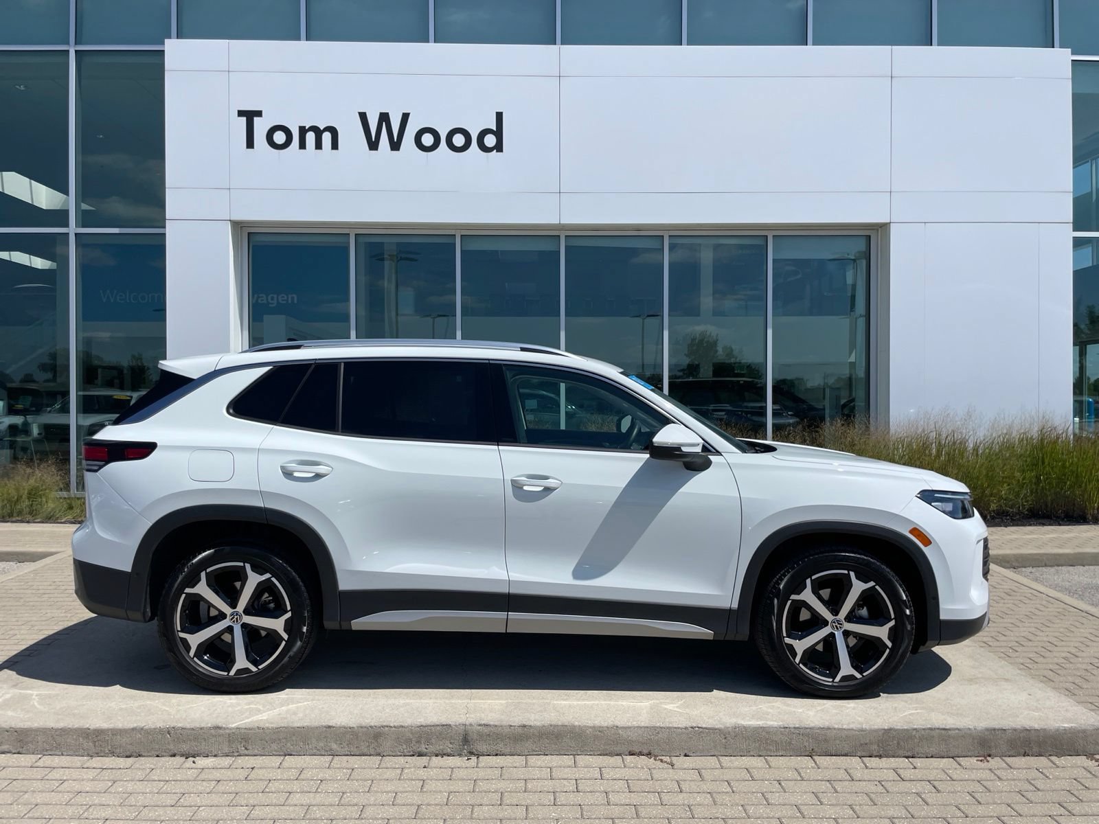 Certified 2025 Volkswagen Tiguan SE FWD image 12