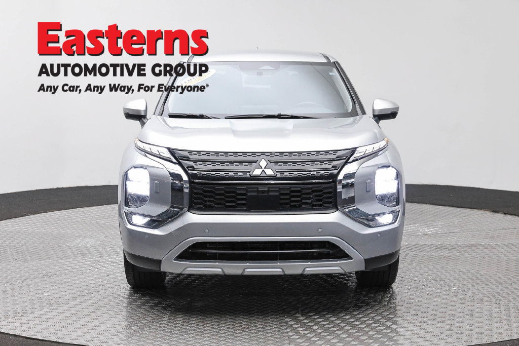 Used 2024 Mitsubishi Outlander SE AWD/4WD image 3