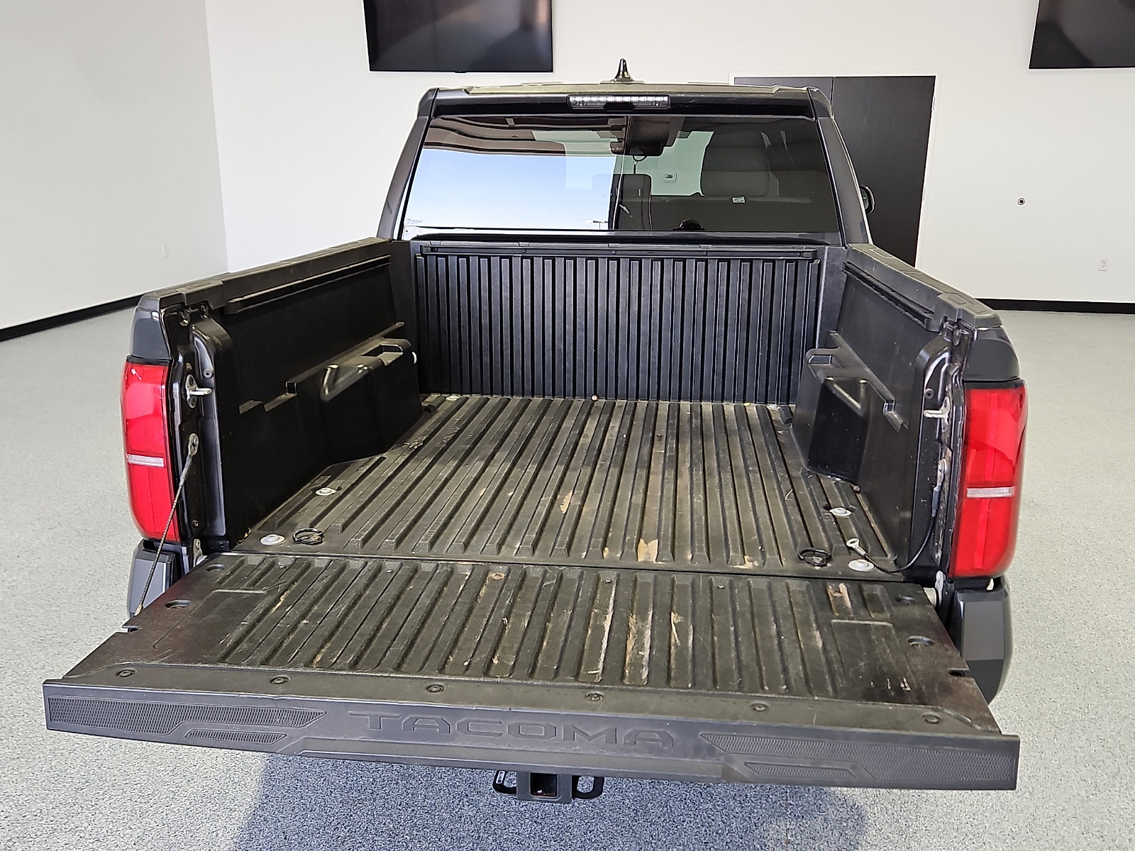 Used 2024 Toyota Tacoma SR5 AWD/4WD image 8