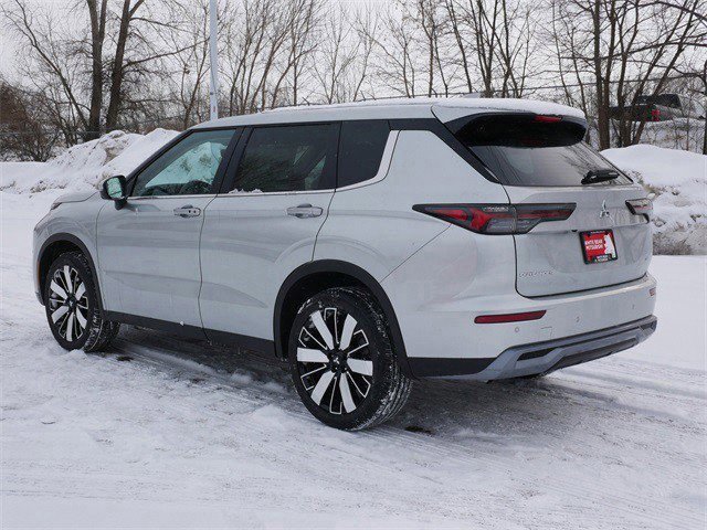 New 2025 Mitsubishi Outlander SE image 2