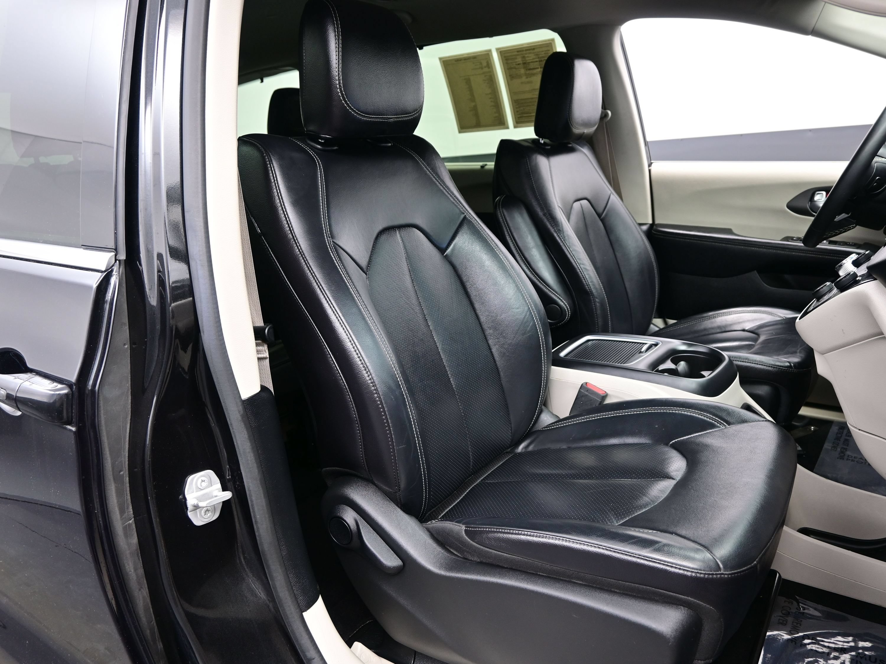 Used 2022 Chrysler Pacifica Touring-L FWD image 17