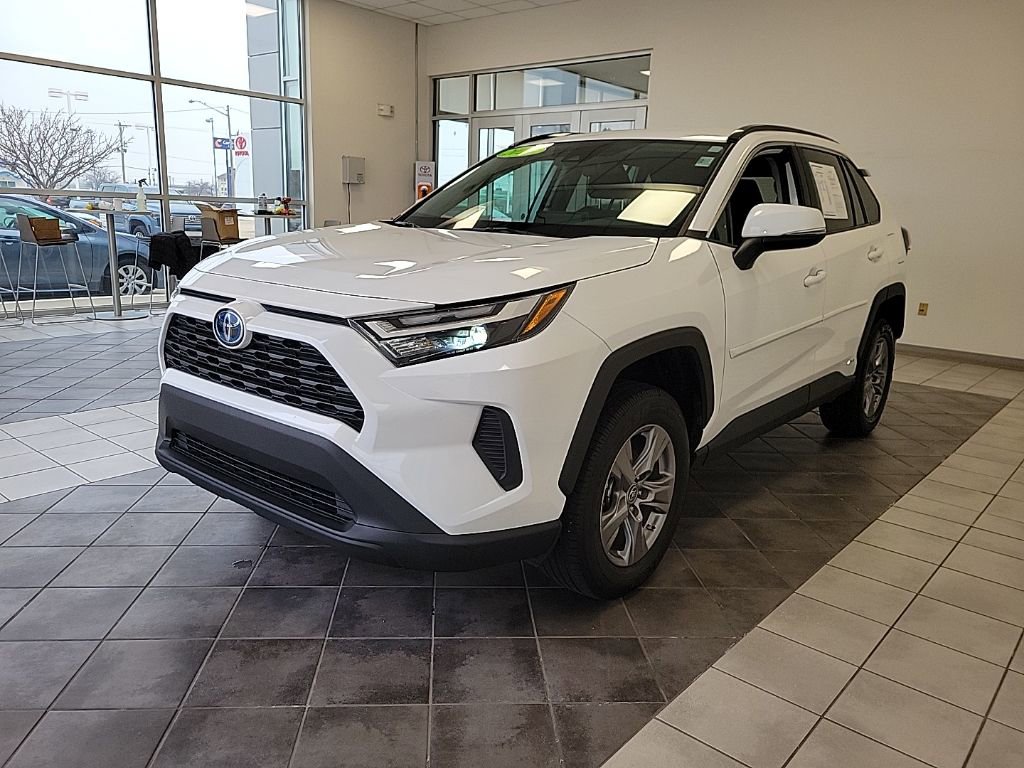 Used 2024 Toyota RAV4 LE AWD/4WD image 2