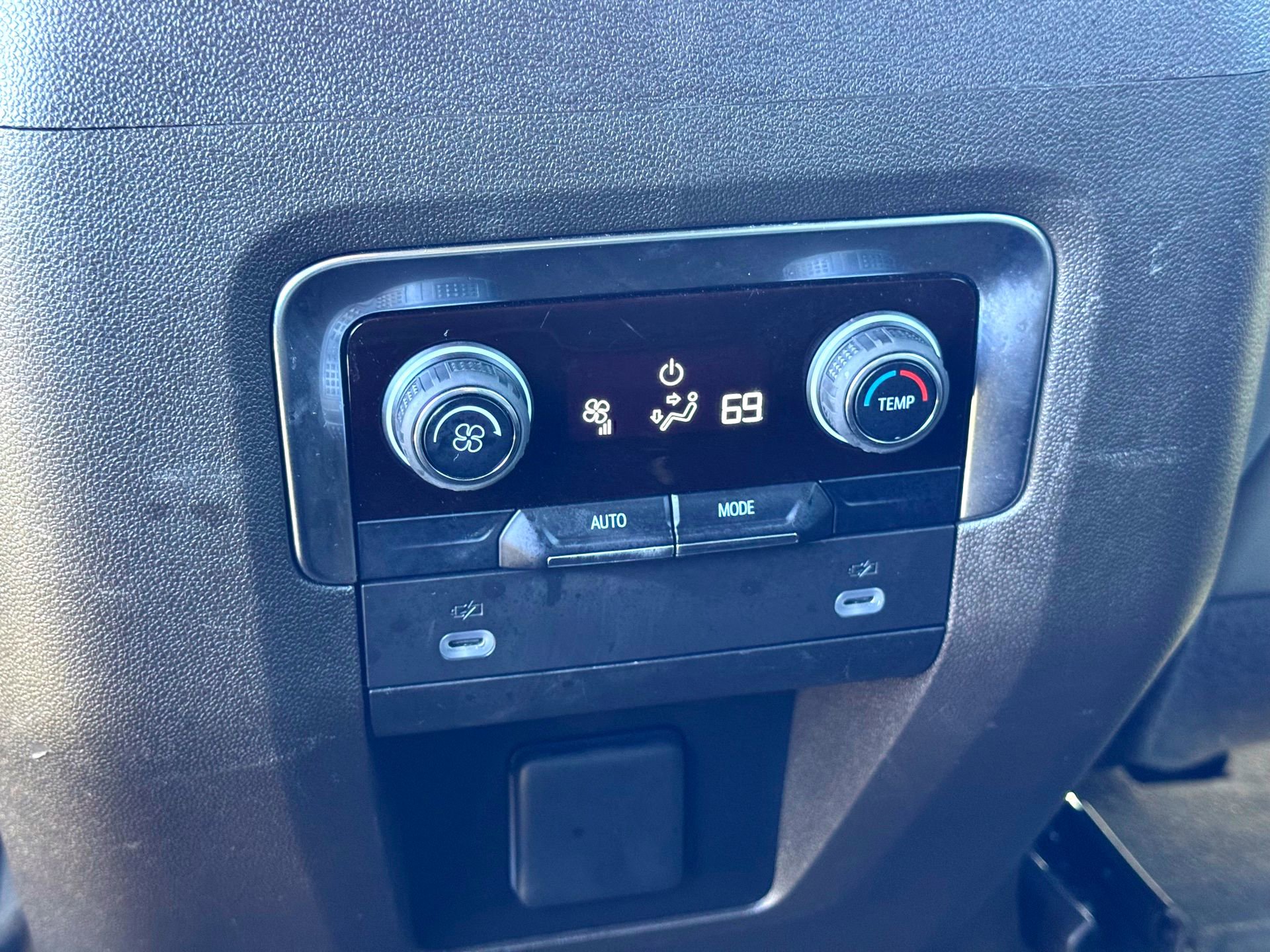 Used 2024 Chevrolet Suburban LT image 21