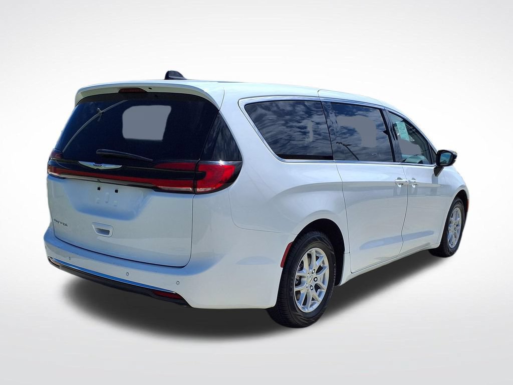 Used 2024 Chrysler Pacifica Touring-L FWD image 8