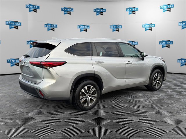 Used 2022 Toyota Highlander XLE image 5