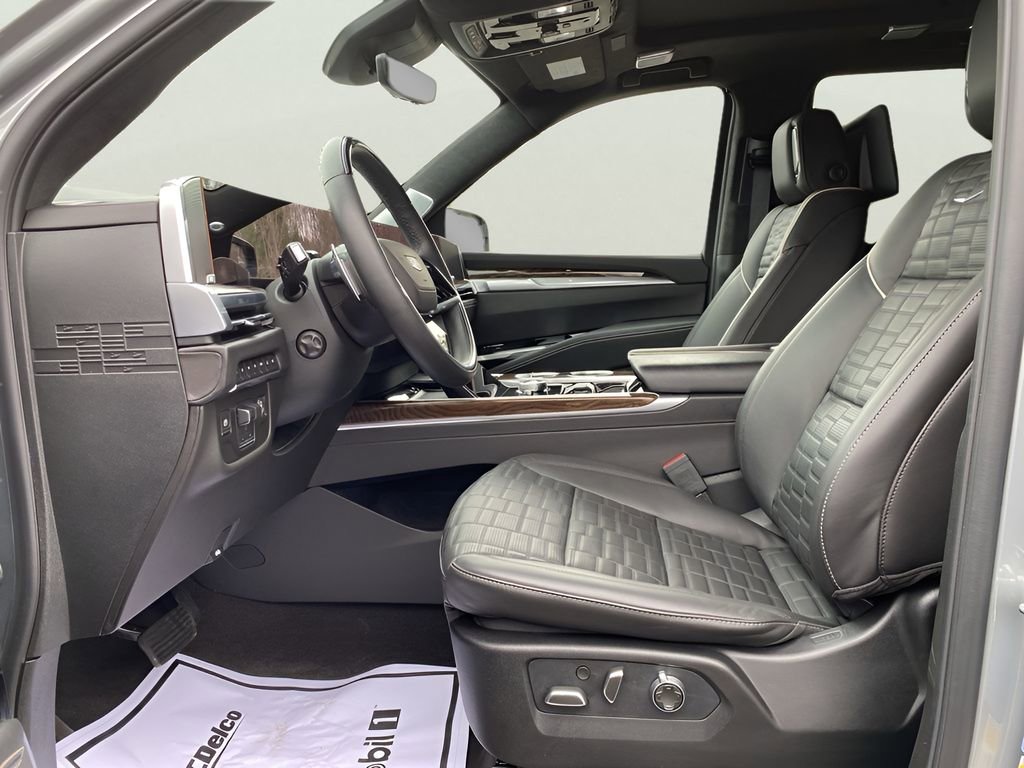 Used 2025 Cadillac Escalade Sport Platinum w/ LPO, ONYX Package image 17