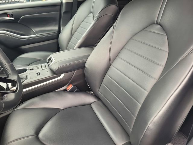 Used 2021 Toyota Highlander XLE image 11