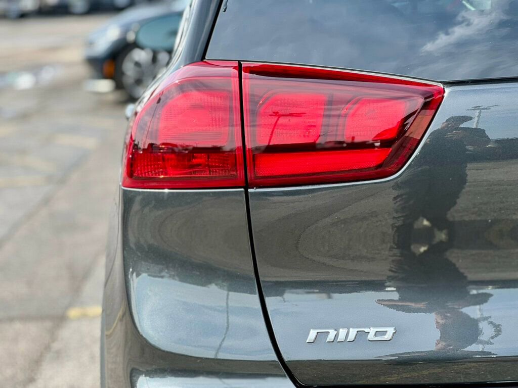 Used 2022 Kia Niro EX w/ Cold Weather Package FWD image 9