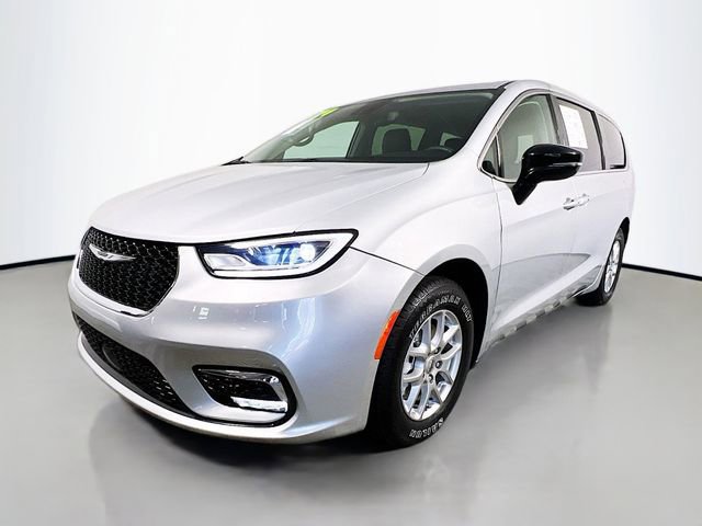 Used 2024 Chrysler Pacifica Touring-L FWD image 6
