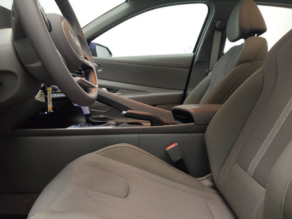 Used 2025 Hyundai Elantra SE FWD image 17