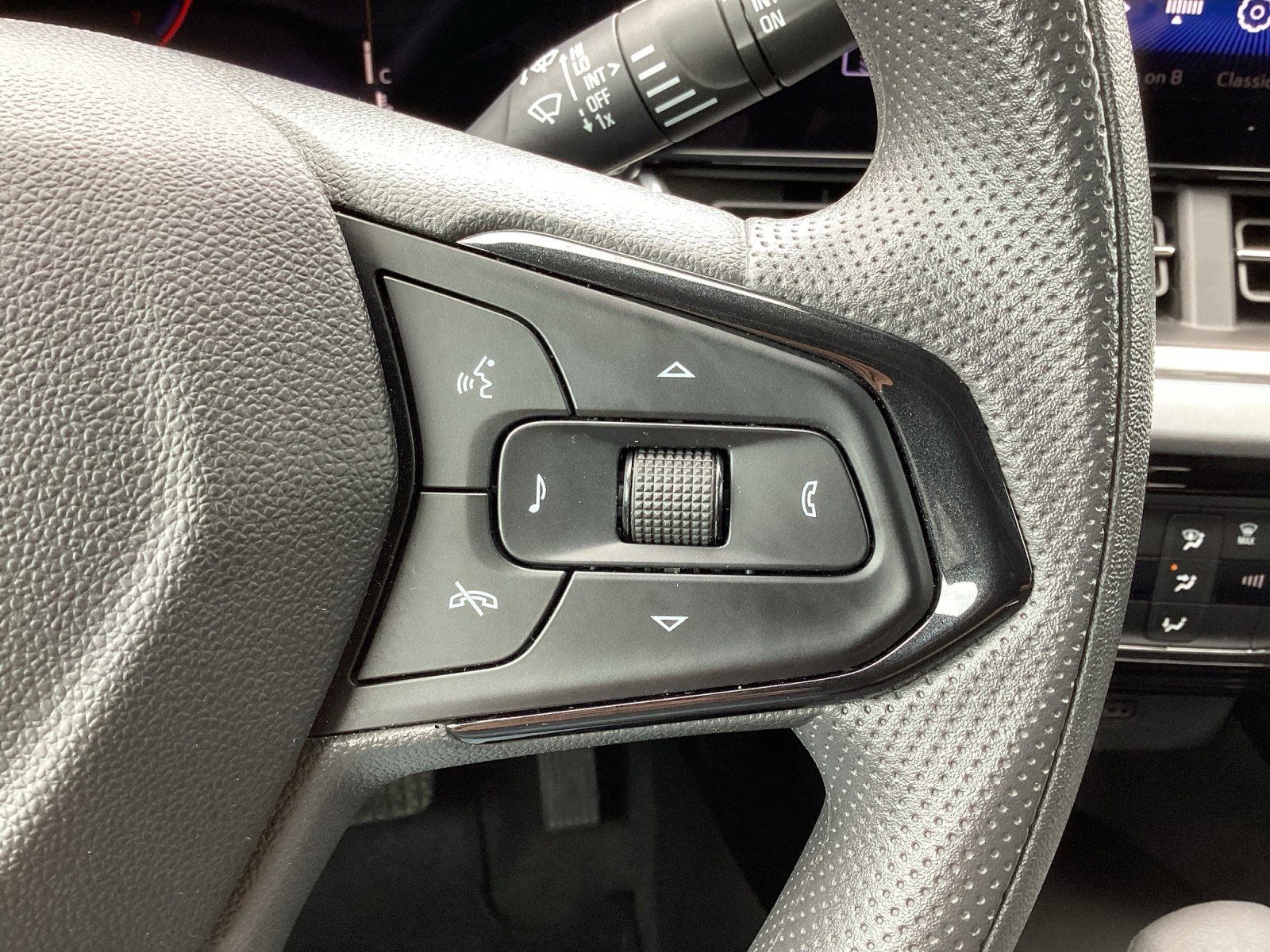 Used 2025 Chevrolet Trax LT FWD image 18