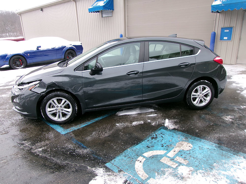 Used 2018 Chevrolet Cruze LT w/ Convenience Package FWD image 2