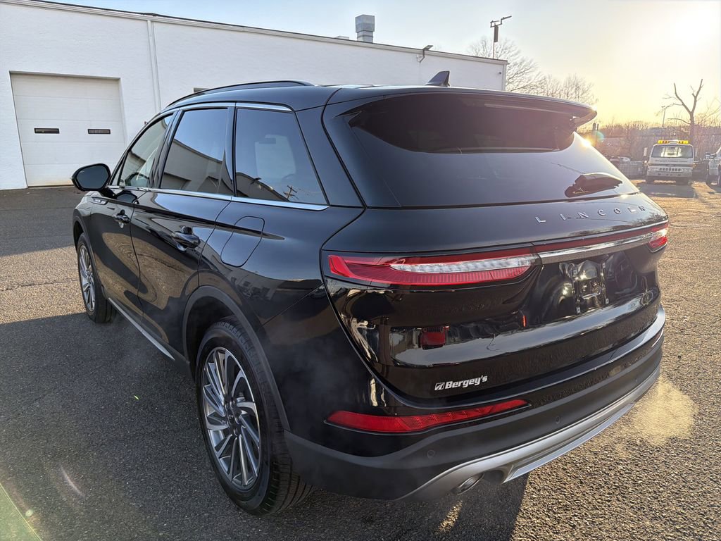 Used 2025 Lincoln Corsair Reserve image 3