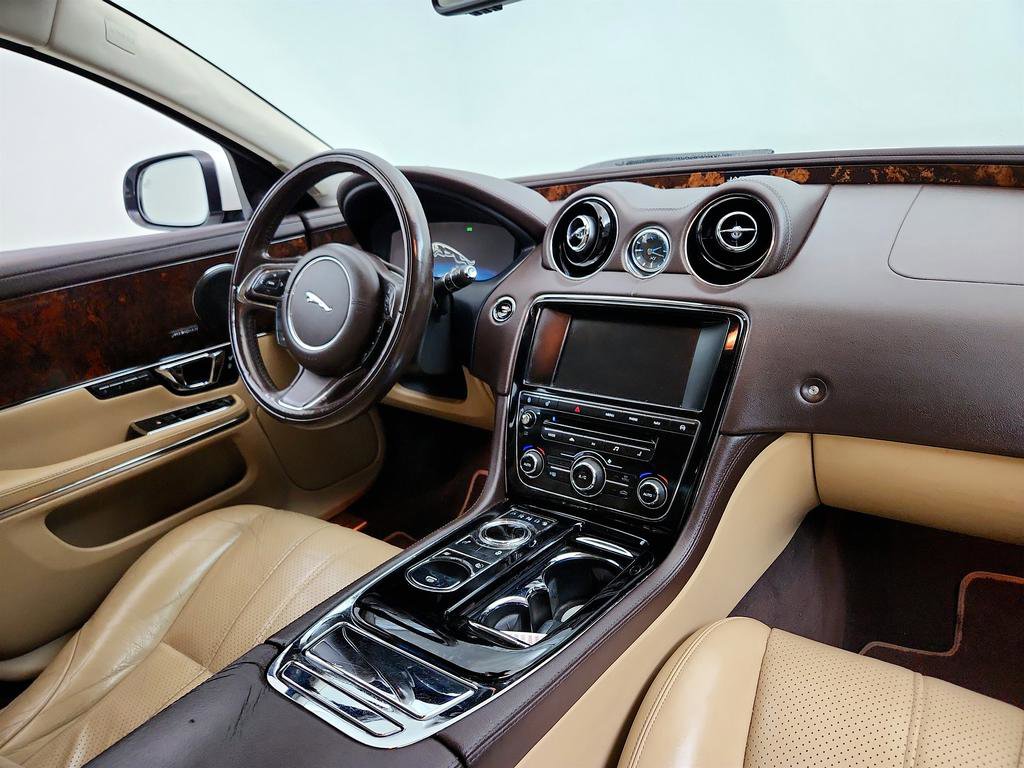 Used 2015 Jaguar XJ image 26