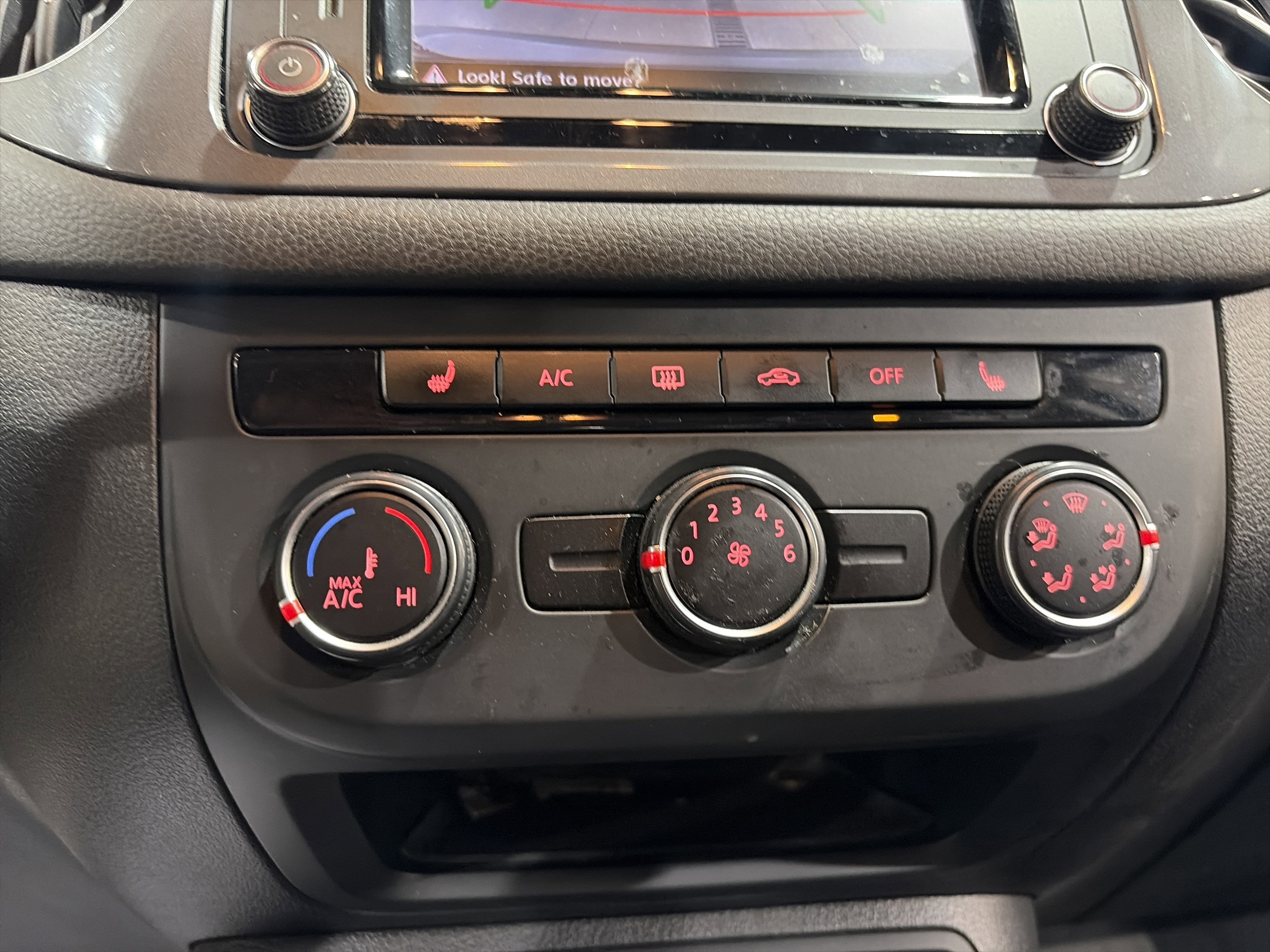 Used 2017 Volkswagen Tiguan S image 39