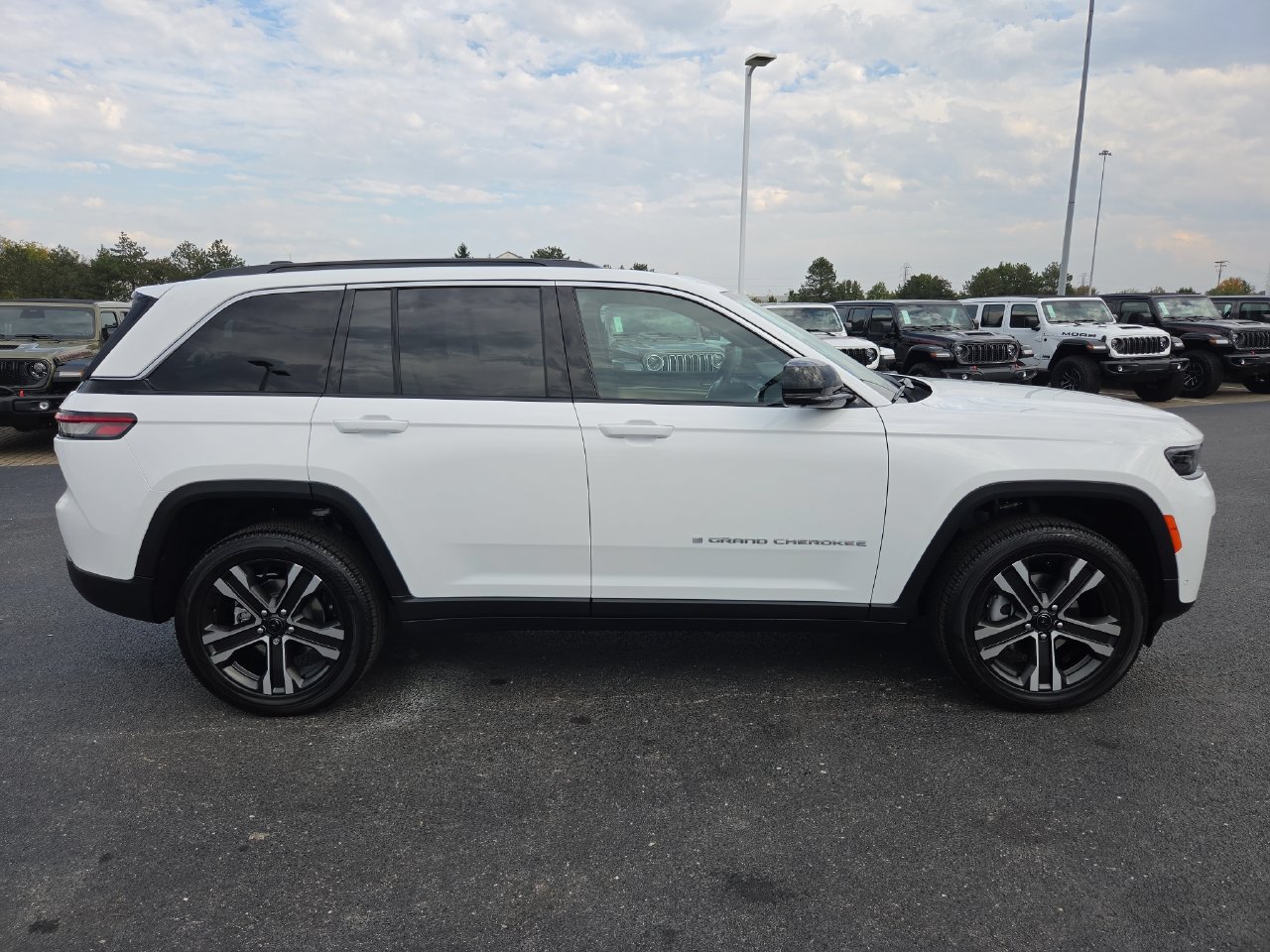 New 2027 Jeep Grand Cherokee Limited AWD/4WD image 31