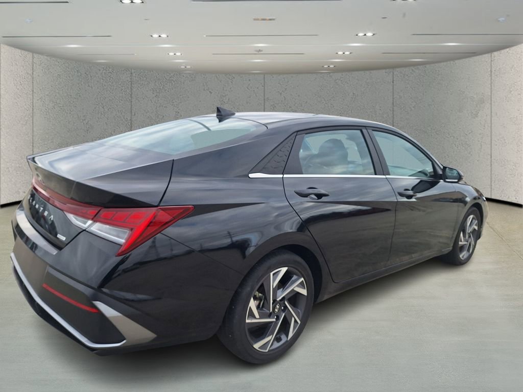 Used 2025 Hyundai Elantra Limited image 5