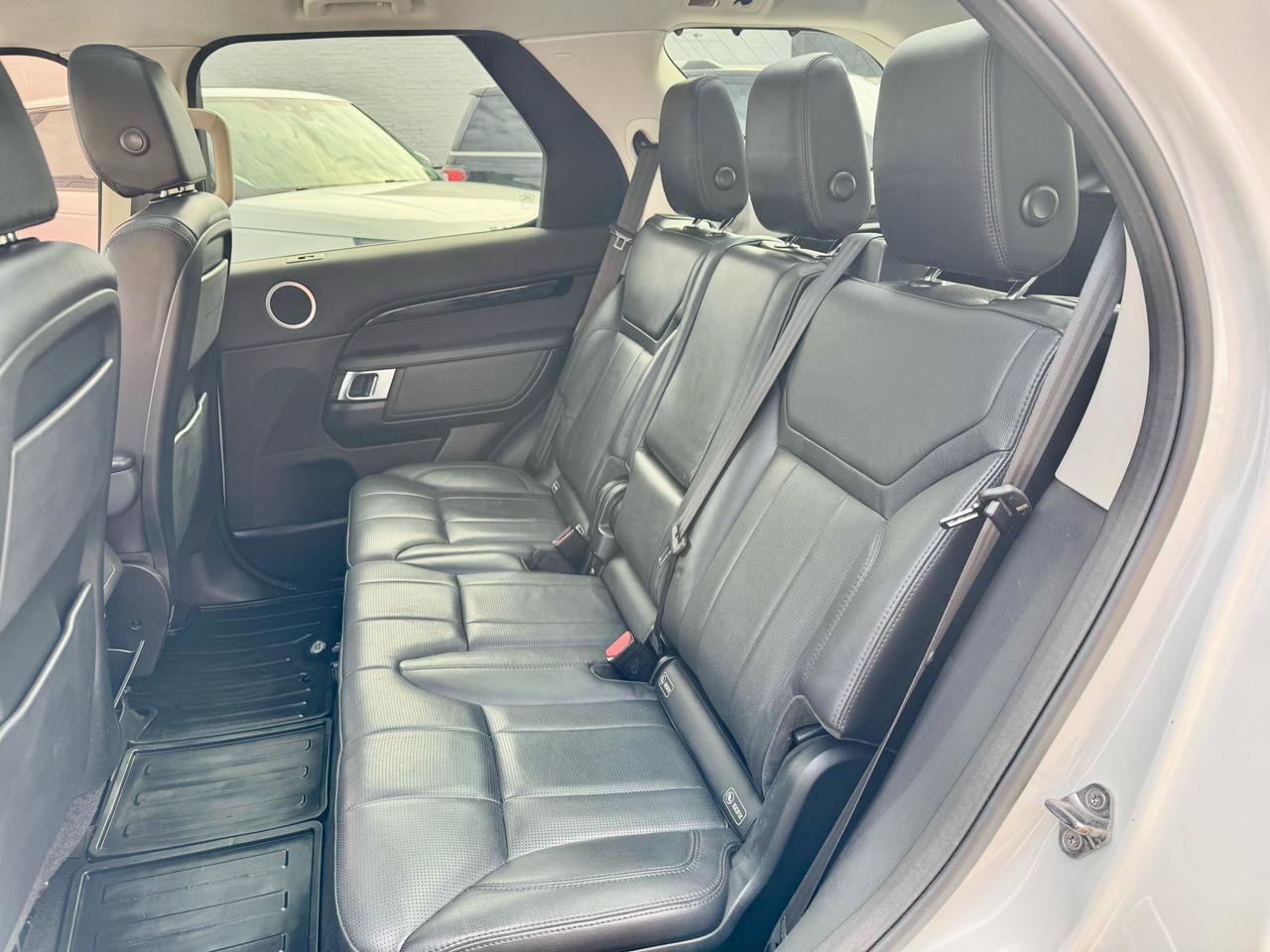 Used 2017 Land Rover Discovery SE image 15