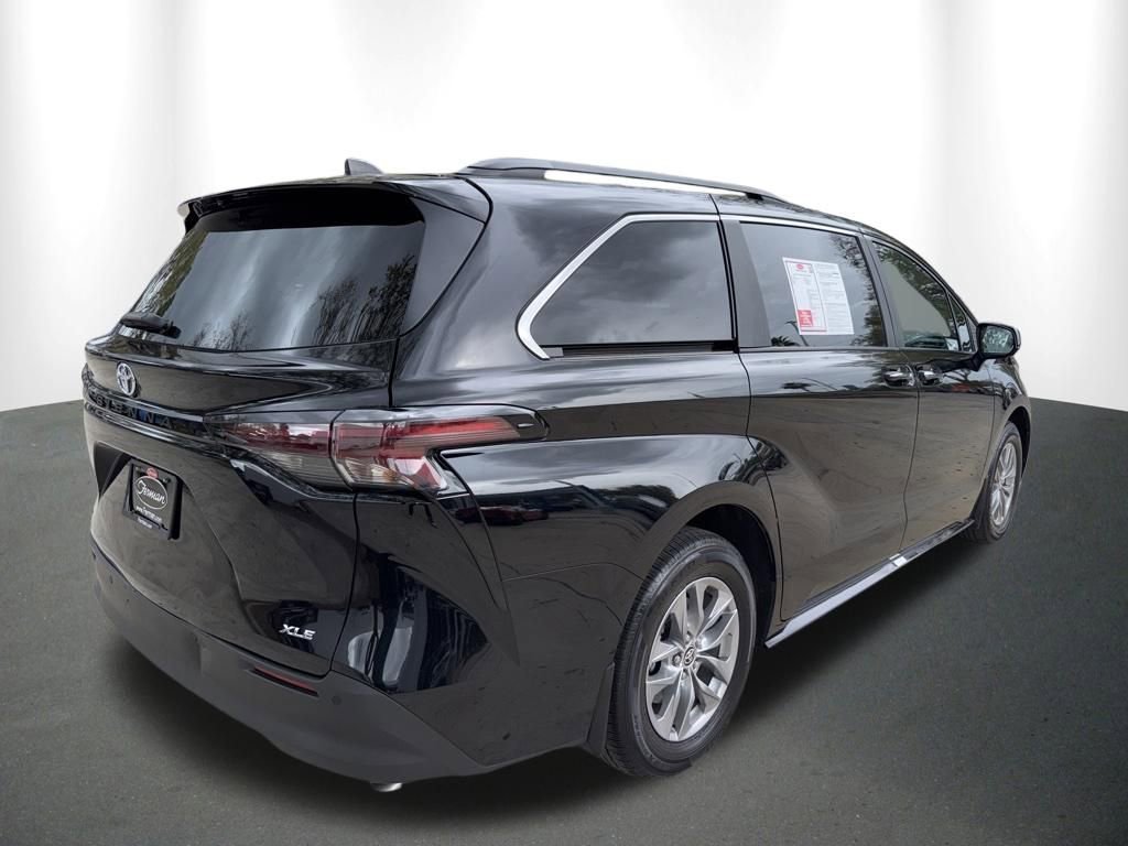 Used 2025 Toyota Sienna XLE image 12