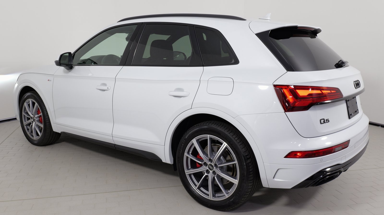 Used 2024 Audi Q5 e Premium Plus w/ Premium Plus Package image 32