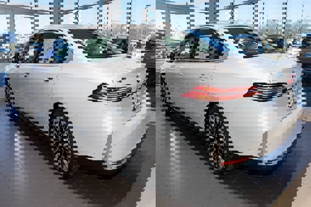 Used 2025 BMW 530i xDrive image 4