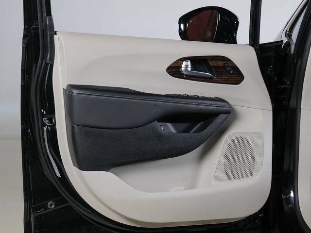 Used 2023 Chrysler Pacifica Limited FWD image 28