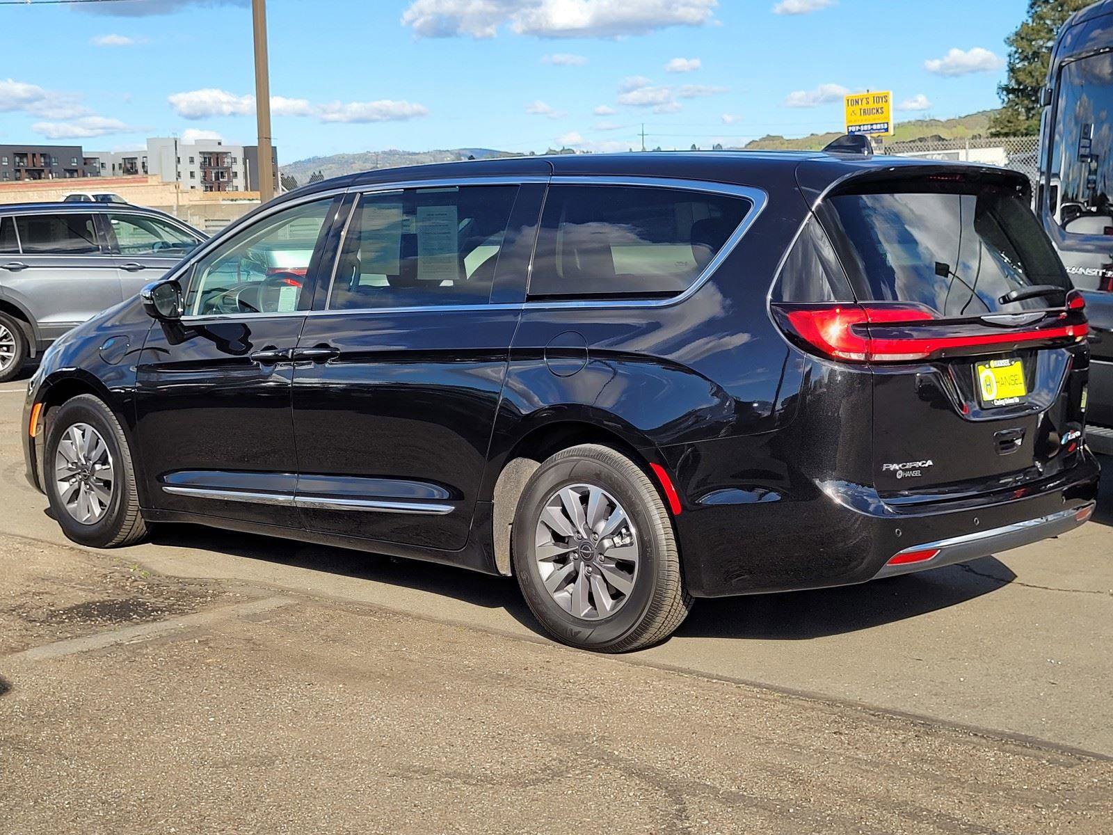 Used 2023 Chrysler Pacifica Limited image 33