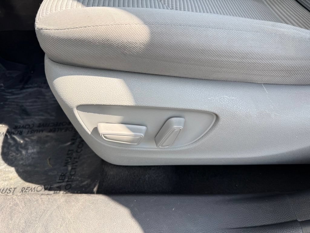 Used 2022 Toyota Highlander LE FWD image 17