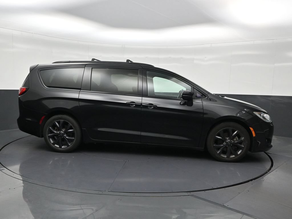 Used 2019 Chrysler Pacifica Limited w/ Advanced Safetytec Group FWD image 7