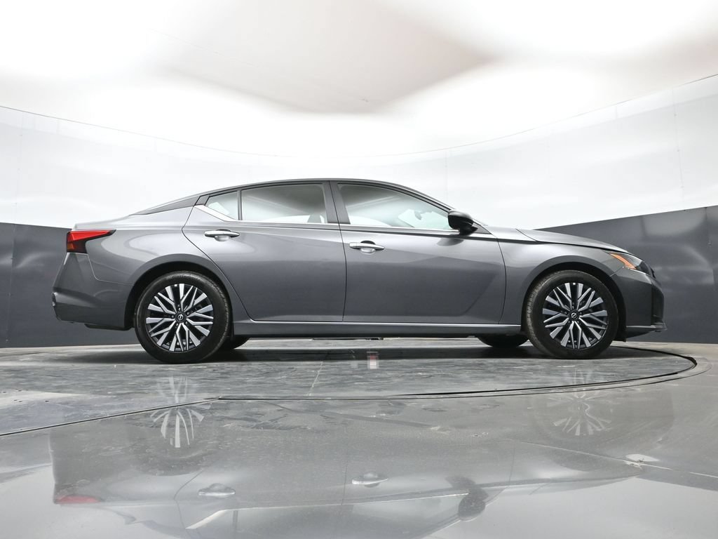 Used 2025 Nissan Altima 2.5 SV FWD image 36