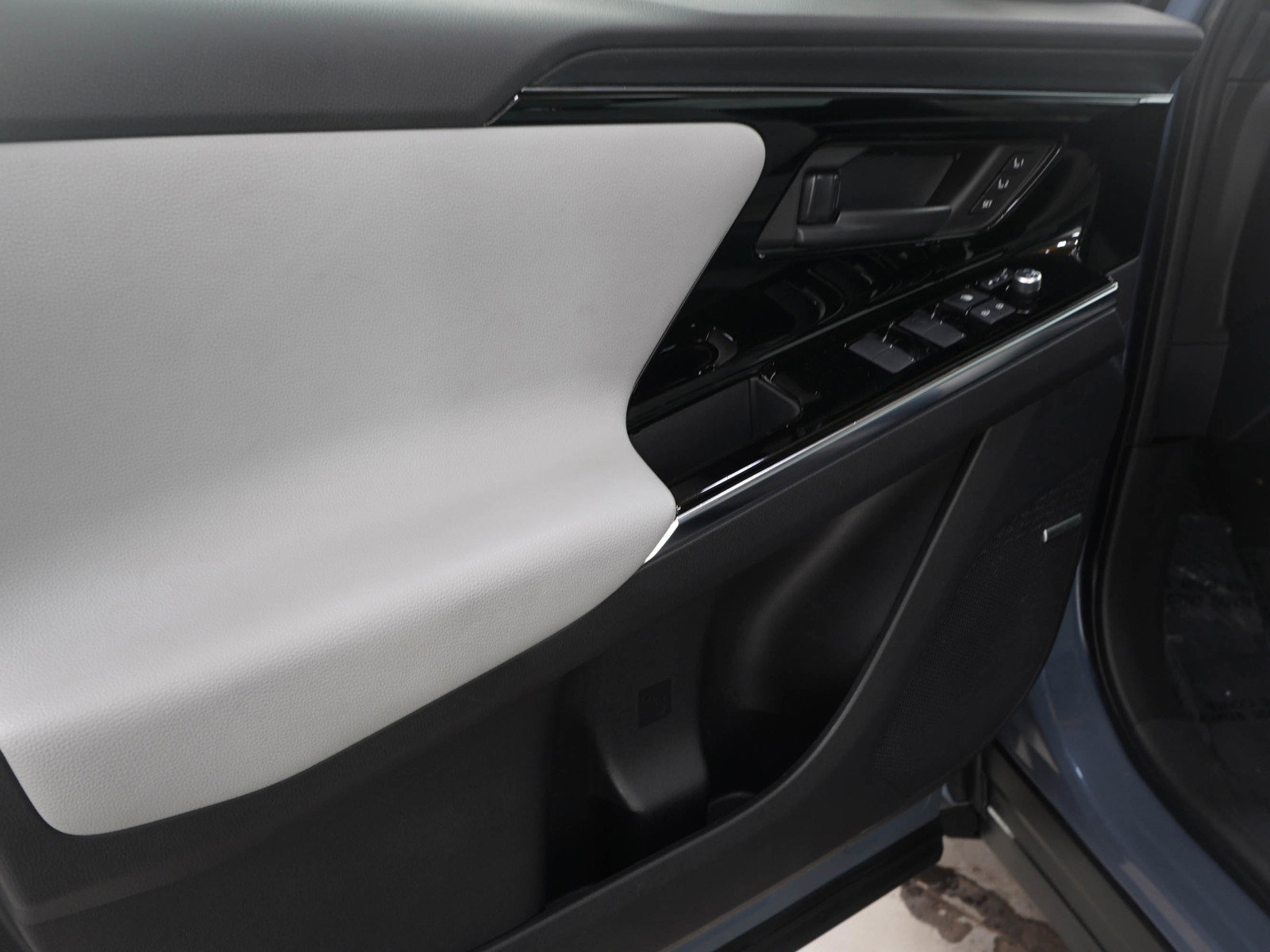 Used 2023 Subaru Solterra AWD image 22