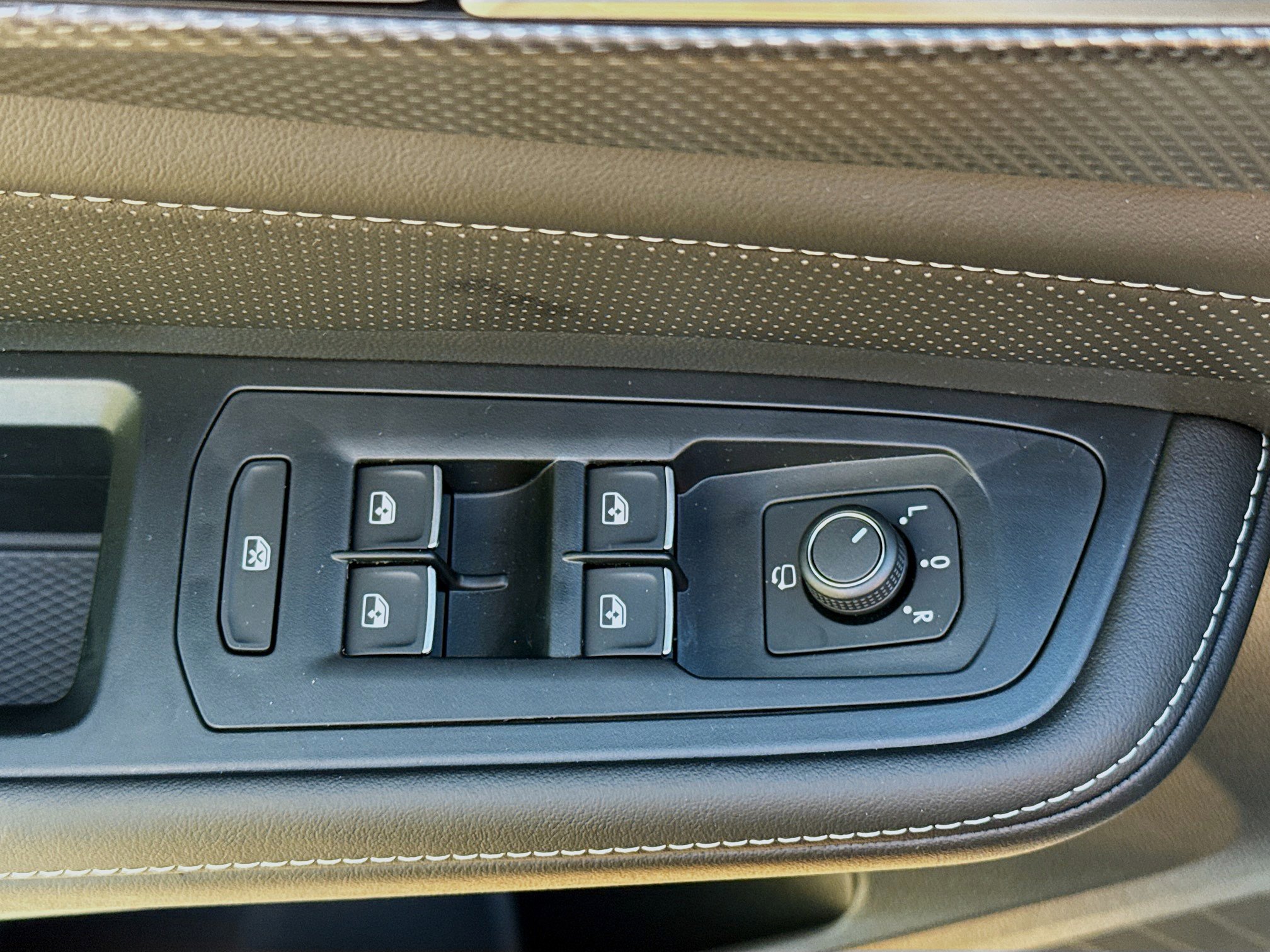 New 2026 Volkswagen Atlas Cross Sport SEL Premium R-Line image 23