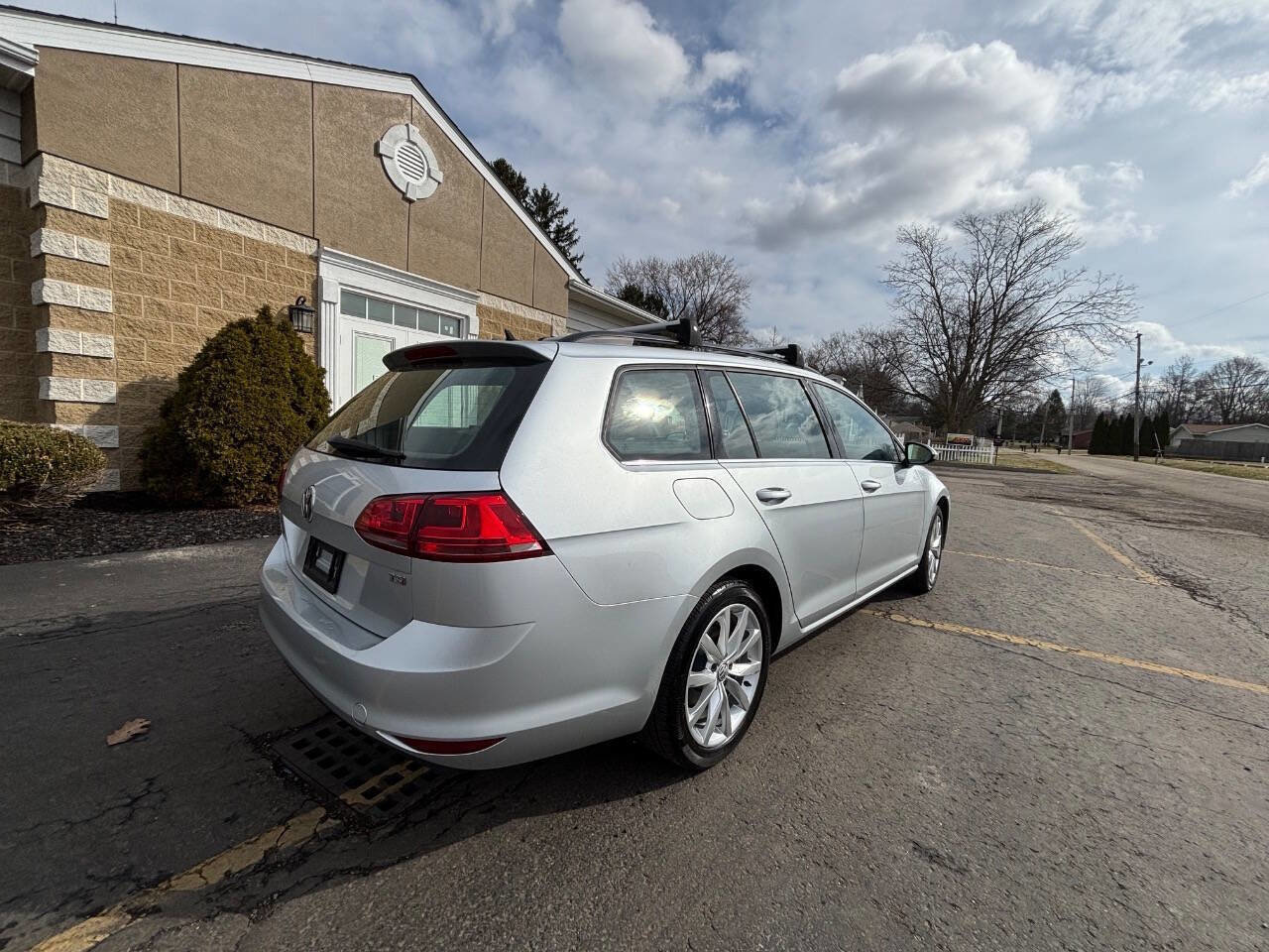 Used 2016 Volkswagen Golf SE image 4