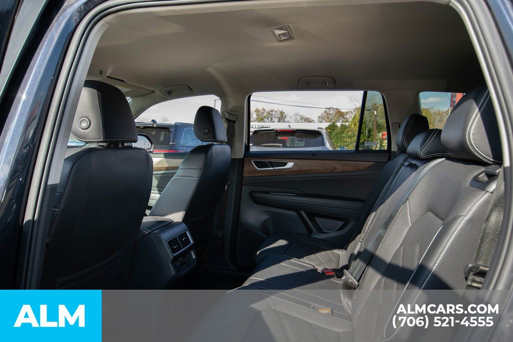 Used 2025 Volkswagen Atlas SE image 9