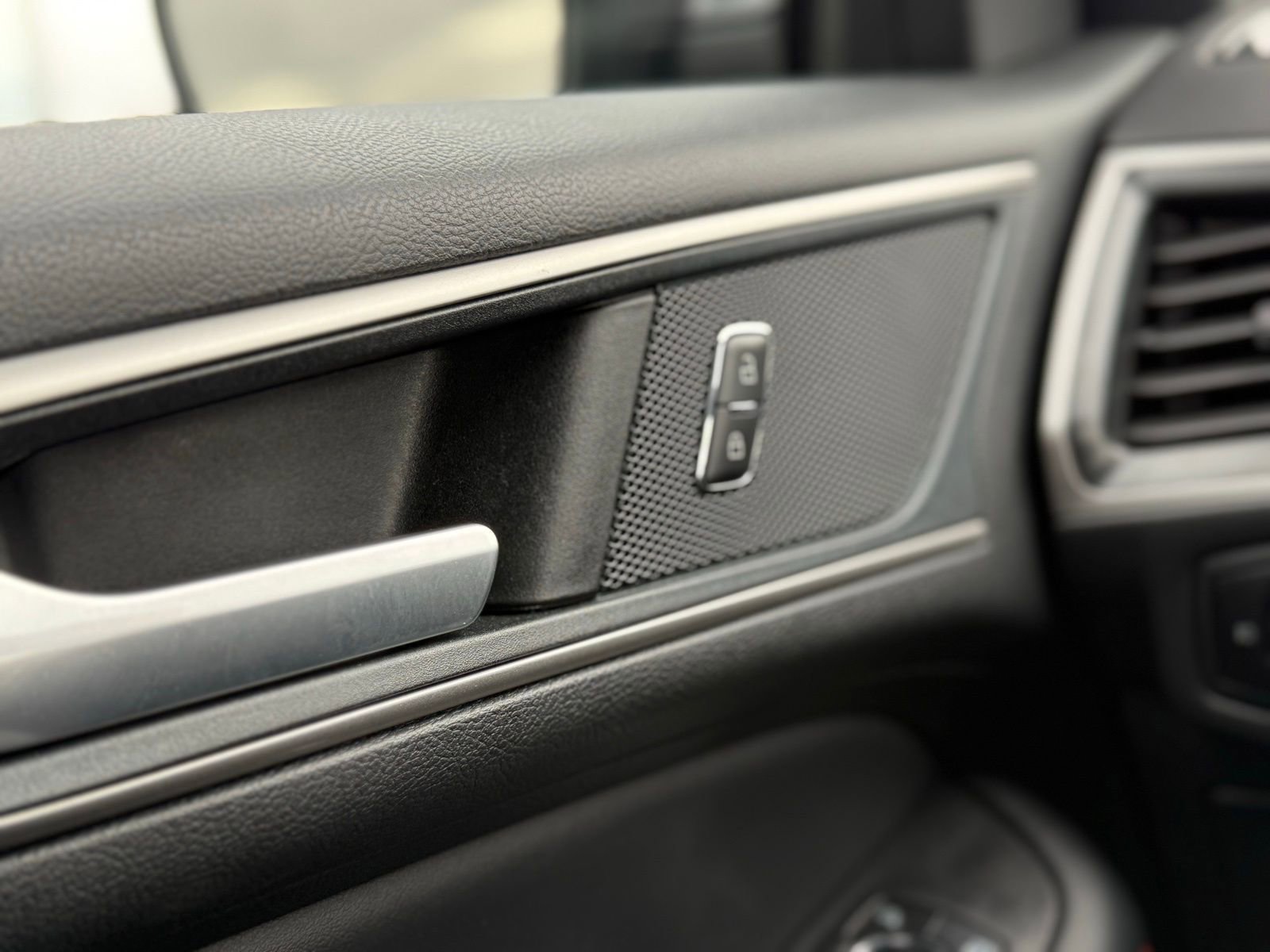 Used 2024 Ford Edge ST-Line image 17