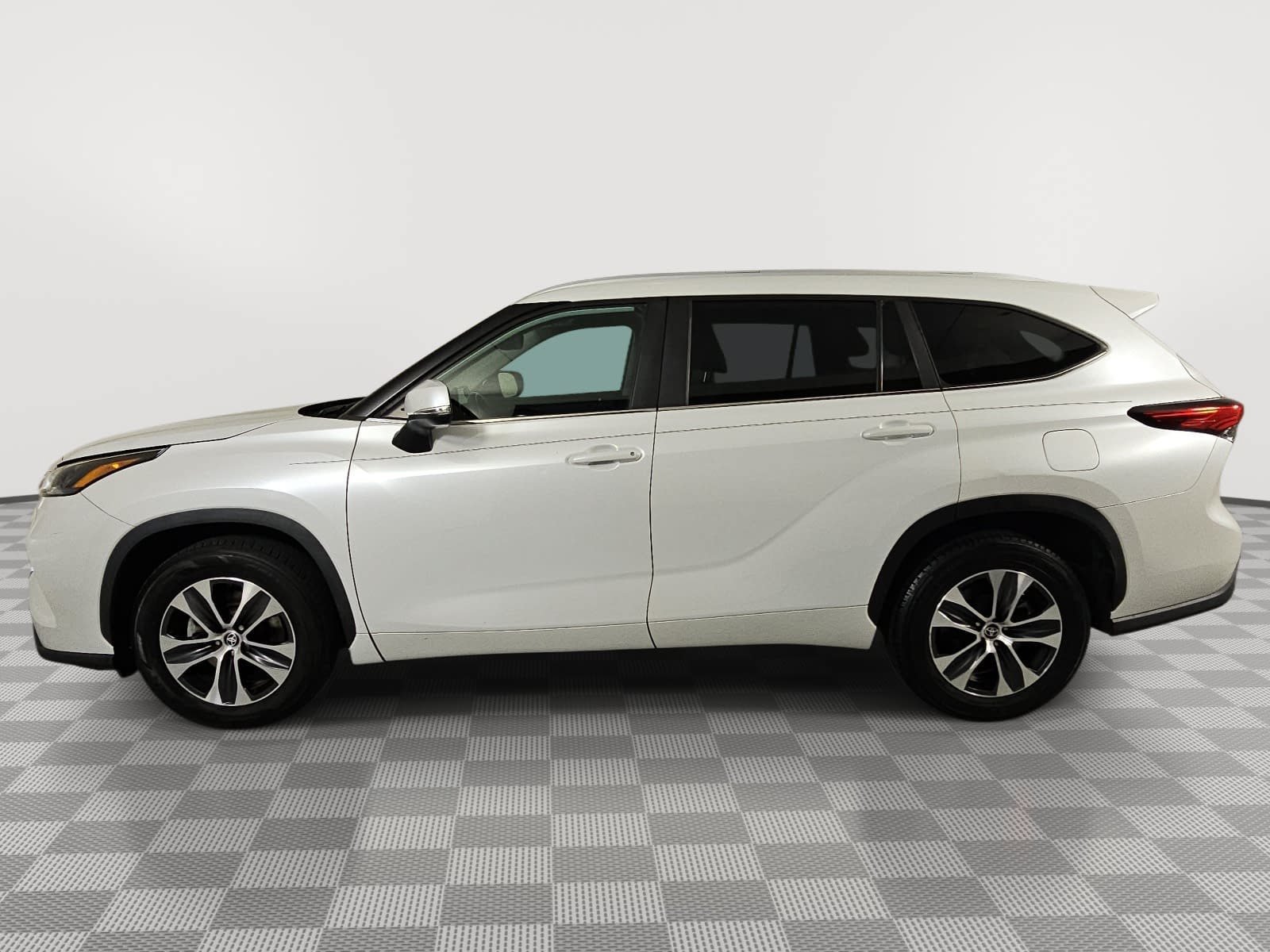Used 2023 Toyota Highlander XLE FWD image 5