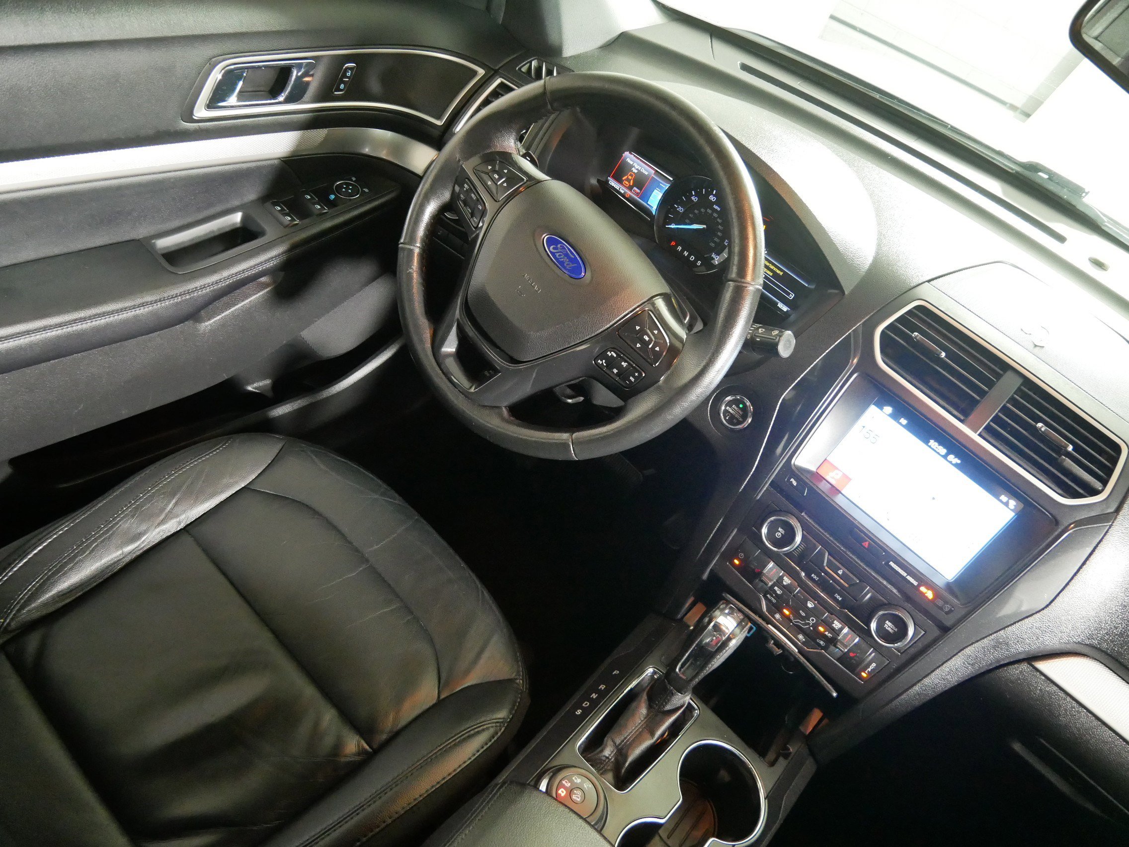 Used 2017 Ford Explorer XLT w/ Equipment Group 202A AWD/4WD image 9
