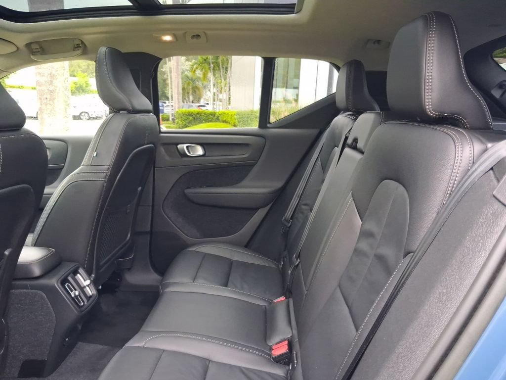 Used 2023 Volvo XC40 B4 Plus w/ Driver Assist Package FWD image 8