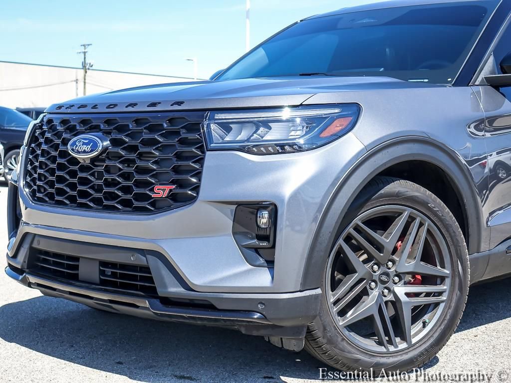 Used 2025 Ford Explorer ST AWD/4WD image 2