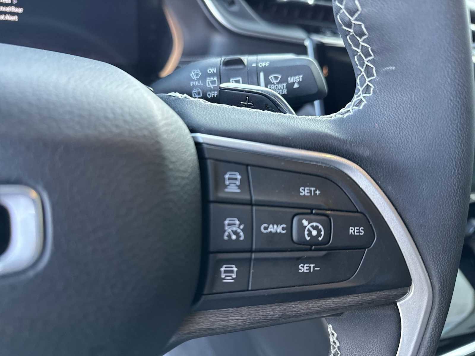 Used 2023 Jeep Grand Cherokee L Limited w/ Black Appearance Package image 24