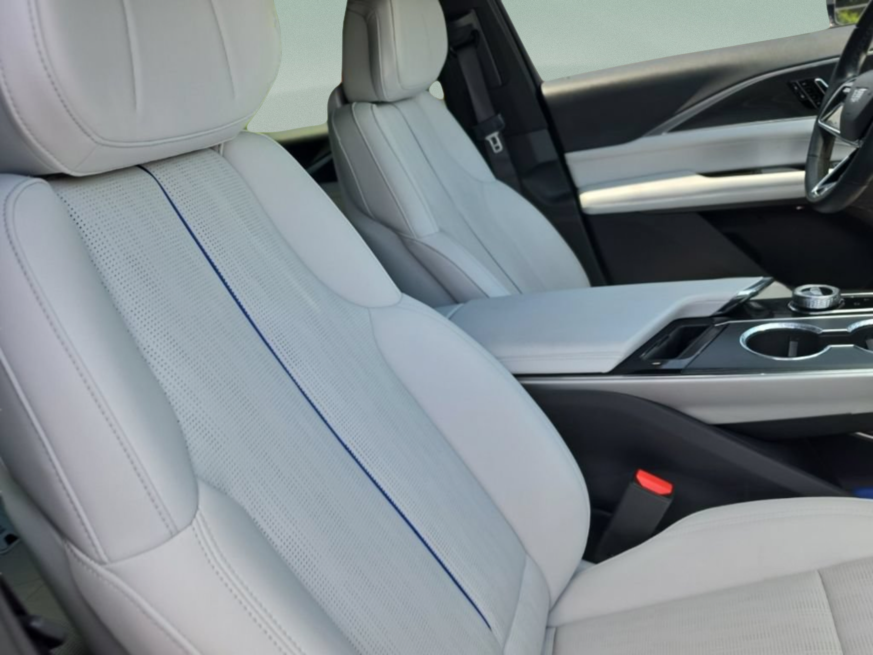 Used 2025 Cadillac Lyriq Luxury w/ LPO, Floor Liner Package AWD/4WD image 27
