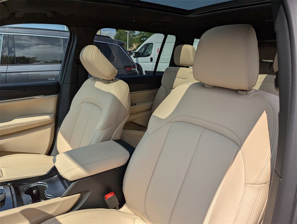 New 2025 Jeep Grand Cherokee L Limited w/ Luxury Tech Group II image 11