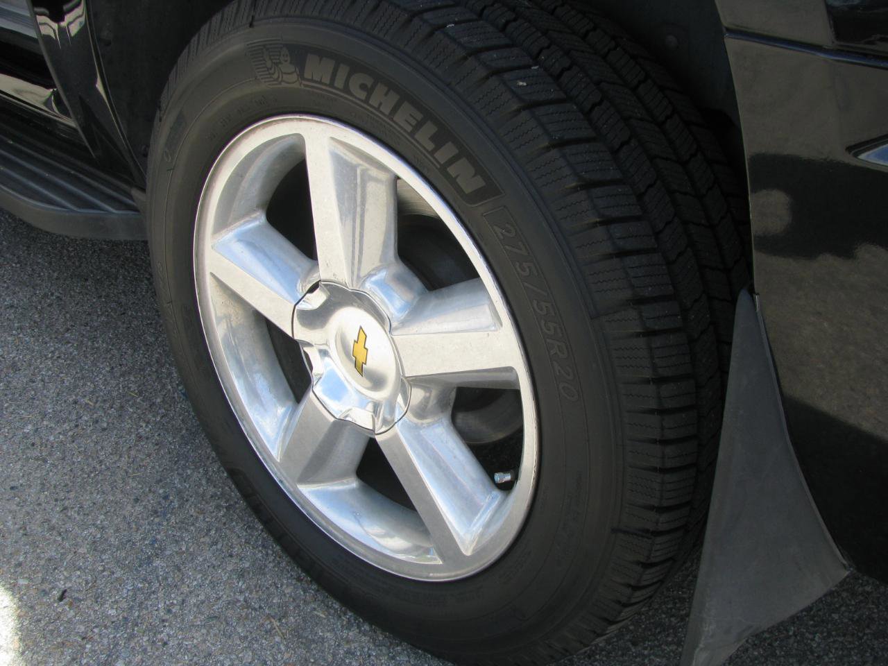 Used 2007 Chevrolet Suburban LTZ w/ LTZ Preferred Equipment Group AWD/4WD image 8