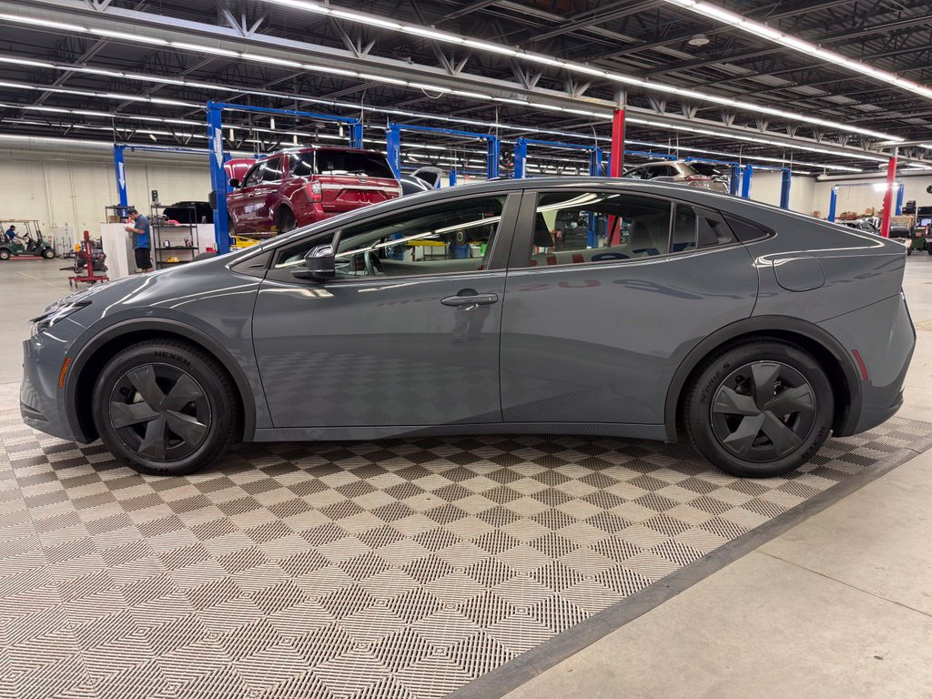 Used 2025 Toyota Prius LE FWD image 4