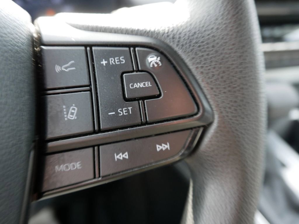 Used 2025 Toyota Sienna LE FWD image 32