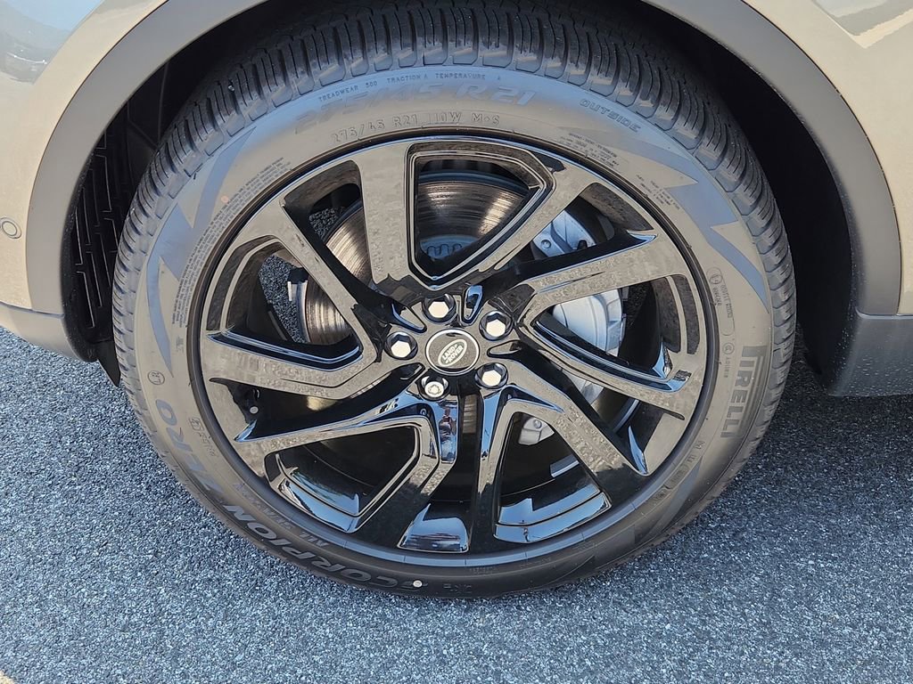 Used 2025 Land Rover Discovery S image 9