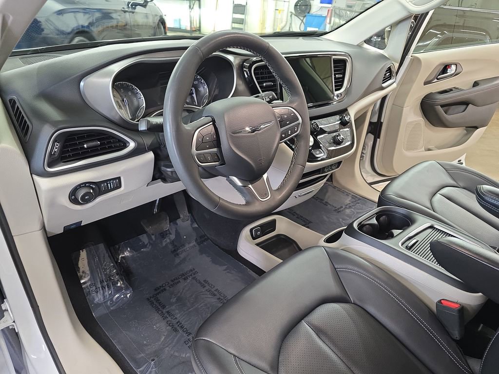 Certified 2024 Chrysler Pacifica Touring-L FWD image 18